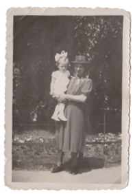 Deze afbeelding heeft een leeg alt-atribuut; de bestandsnaam is tootje-met-oma-beusekamp.png